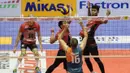4. Pevoli Jakarta BNI Taplus, Jose Da Silveira, melakukan smash ke arah area Jakarta Pertamina Energi pada babak final four seri kedua Proliga 2016 di GOR Amongrogo, Yogyakarta, Minggu (10/5/2016). (Bola.com/Vitalis Yogi Trisna)