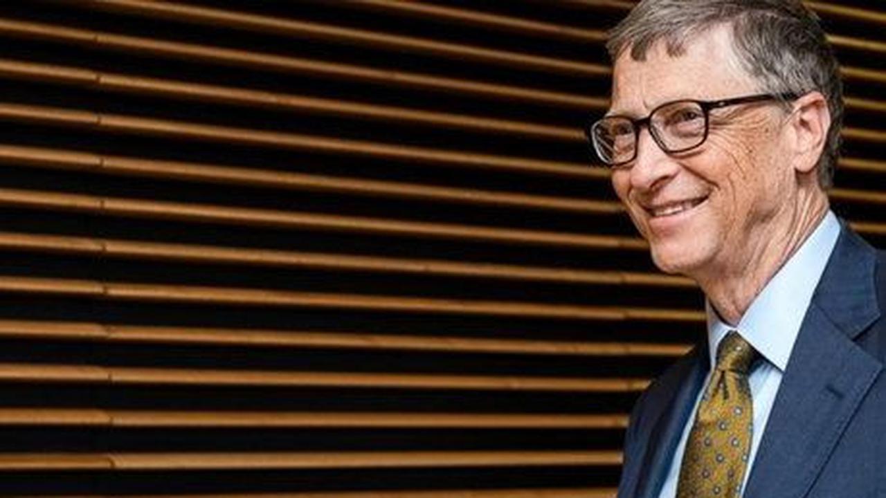 Bill Gates saat masih muda itu terlihat tampan dan gayanya tak jauh berbeda dengan sekarang, hanya versi anak muda.
