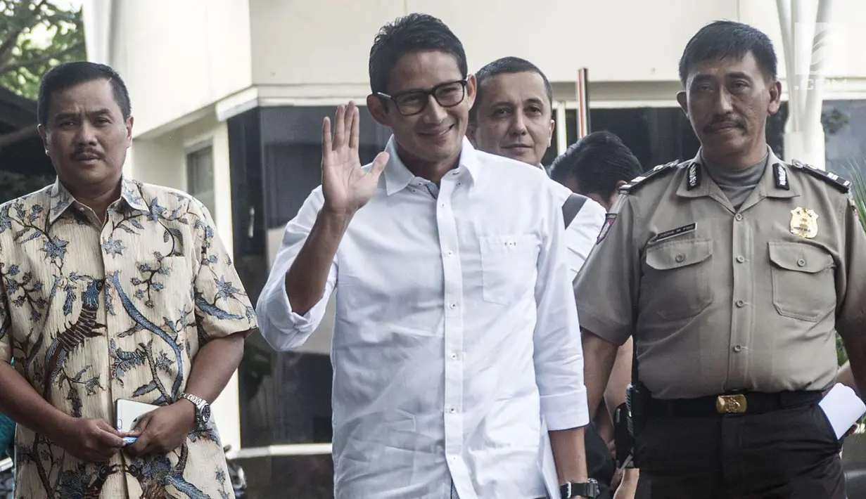 Sandiaga Uno menyapa awak media saat tiba di gedung KPK, Jakarta, Selasa (23/5). Sandiaga diperiksa sebagai saksi dalam dua kasus dugaan korupsi. (Liputan6.com/Helmi Afandi)