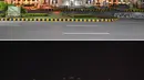 Foto kombinasi menunjukkan pemandangan umum gedung kantor Perdana Menteri Pakistan yang diterangi sebelum (atas) dan setelah lampunya dimatikan (bawah) selama Earth Hour di Islamabad (27/3/2021). (AFP/Aamir Qureshi)