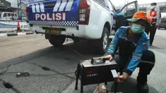 Petugas melakukan uji emisi pada kendaraan dinas operasional di Subdit Gakkum Ditlantas Polda Metro Jaya, Jakarta, Jumat (1/9/2023). (Liputan6.com/Herman Zakharia)