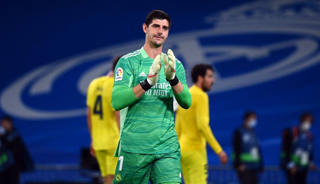 Thibaut Courtois. Kiper Real Madrid berusia 29 tahun ini mampu mencatat 17 kali clean sheets musim 2020/2021 lalu di LaLiga. Bersama timnas Belgia prestaisnya hanya samapai babak 8 Besar di Euro 2020 dan meraih peringkat keempat di UEFA Nations League 2021. (AFP/Gabriel Bouys)