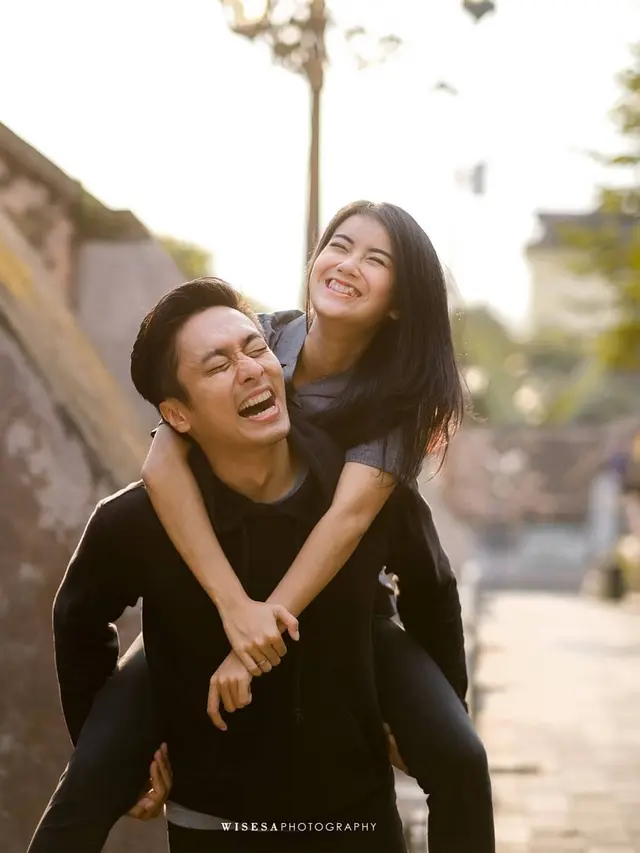 6 Momen Bintang FTV Ina Marika dan Rezca Syam Setelah Menikah, Semakin Lengket