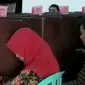 Namun, para siswa merasa tak nyaman harus mengenakan pakaian tradisonal saat menjalani ujian.