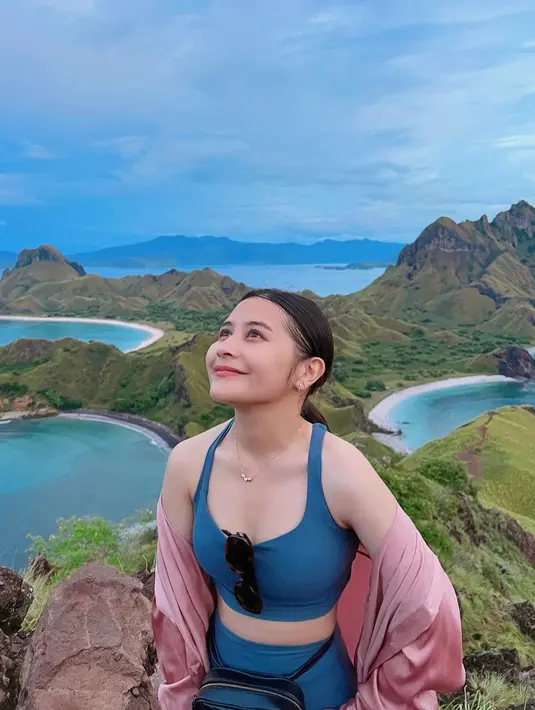 Melihat unggahan baru Prilly Latuconsina, netizen justru dibuat salah fokus dengan potret Prilly bersama Reza Rahadian. [Instagram/prillylatuconsina96]
