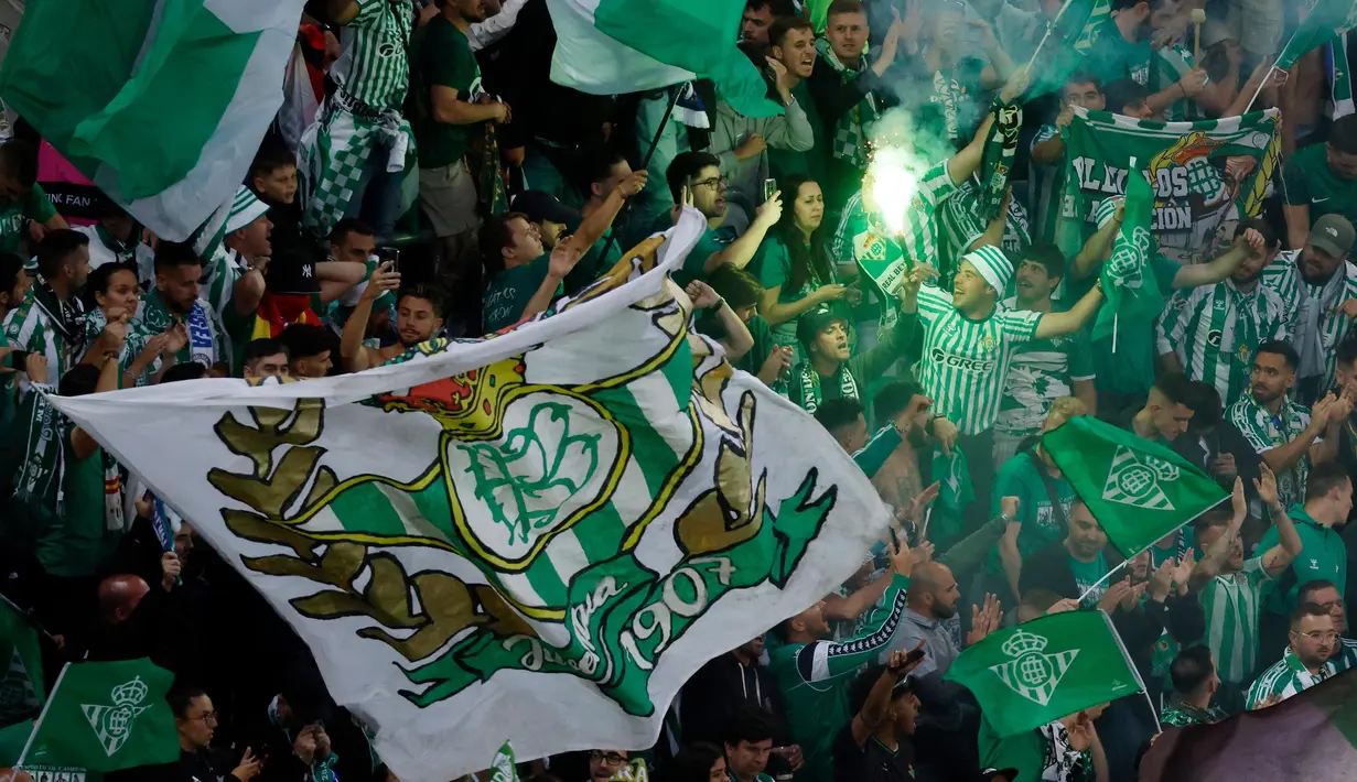 Gol cepat Abde Ezzalzouli disambut gegap gempita pendukung Real Betis yang menyaksikan langsung dari tribun penonton. Tampak dalam foto, suporter Real Betis membakar suar saat menyaksikan pertandingan Final UEFA Conference League 2024/2025 di Tarczynski Arena, Wroclaw, Polandia, Rabu 28 Mei 2025 waktu setempat atau Kamis (29/5/2025) dini hari WIB. (Wojtek RADWANSKI/AFP)