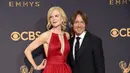 Pasangan selebriti, Nicole Kidman dan Keith Urban berpose di karpet merah ajang penghargaan Emmy Awards 2017 di Los Angeles, Minggu (17/9).  Walau sudah 11 tahun menikah, pasangan aktris dan musisi ini selalu terlihat mesra. (Richard Shotwell/Invision/AP)