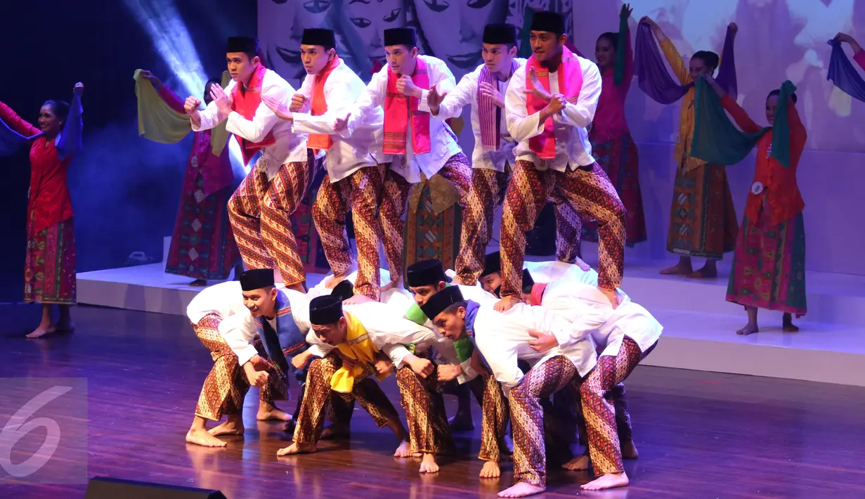 Finalis Abang None Jakarta selatan 2016 saat menunjukan atraksi mereka di Balai Kartini, Jakarta, (20/5). Para Abang None nantinya akan mewakili Jakarta Selatan dalam memperkenalkan dan mempromosikan wilayah Jakarta Selatan.(Liputan6.com/Angga Yuniar)