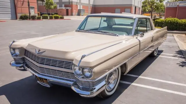 Drummer Blink 182 Ini Lelang Cadillac Istimewanya