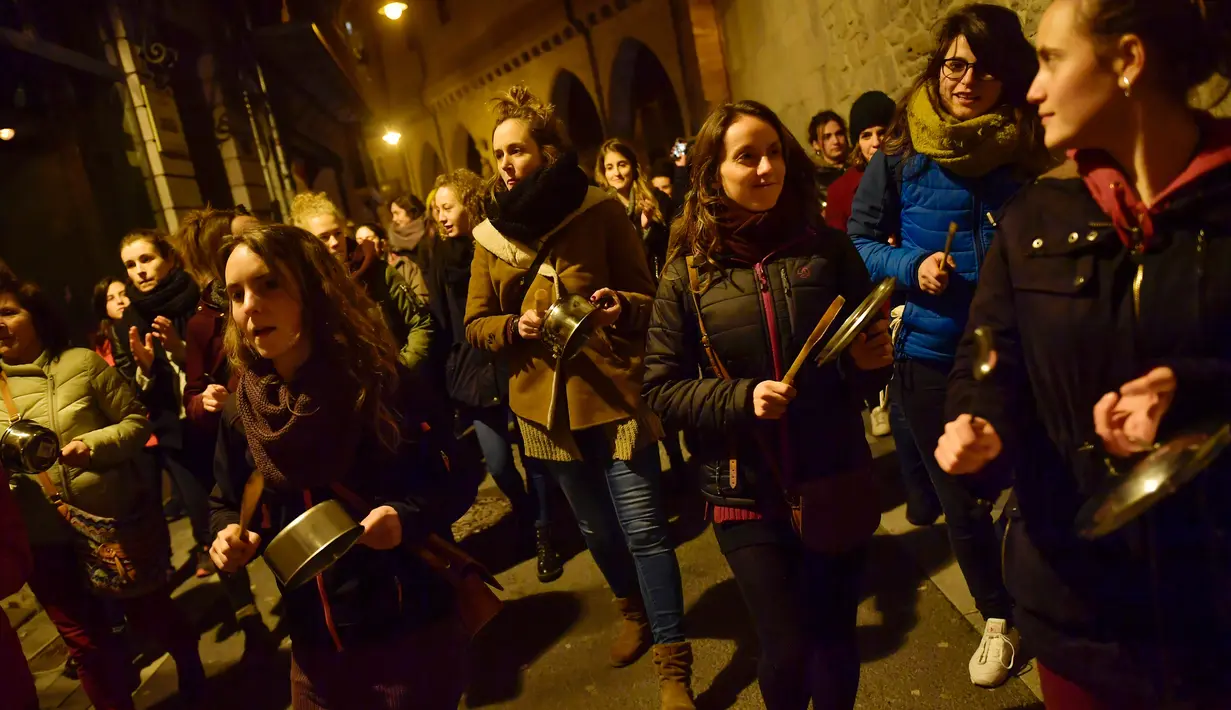 Demonstran melakukan mogok kerja dengan menggelar protes untuk memperingati Hari Perempuan Internasional di Pamplona, Spanyol, Kamis (8/3). Sambil turun ke jalan, para wanita tersebut membawa serta panci dan wajan dari rumah. (AP/Alvaro Barrientos)