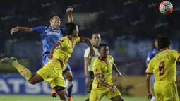 Berbeda dengan Belencoso, gelandang Maung Bandung, Kim Jeffrey Kurniawan, mampu bermain baik menjaga lini tengah Persib. Pemain kelahiran Jerman 26 tahun yang lalu itu memiliki kemampuan bertahan dan menyerang yang baik. (Bola.com/Vitalis Yogi Trisna)