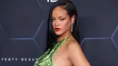 Rihanna memilih untuk tidak memakai pakaian hamil konvensional saat tampil di publik. Rihanna benar-benar menjalani fase kehamilan terbaiknya, dan itulah Rihanna dengan segala daya tariknya. (Foto: Instagram @fentybeauty)