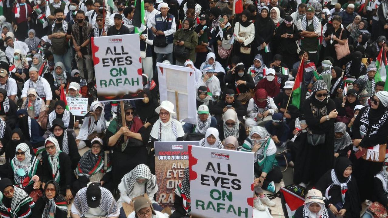 Ribuan orang turun ke jalan saat mengikuti aksi bela Palestina di depan Kedutaan Besar Amerika Serikat (AS), Jakarta, Sabtu (1/6/2024). Dalam aksi bertajuk 'All Eyes On Rafah', massa bela Palestina mengecam genosida Israel yang terjadi di Jalur Gaza.&nbsp