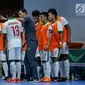 Pelatih timnas futsal putra Indonesia Yori Van Der Torren memberi arahan saat melawan Vietnam dalam laga ketiga futsal SEA Games 2017 di Shah Alam, Malaysia, Jumat (25/8). Timnas futsal putra Indonesia kalah dengan skor 1-4. (Liputan6.com/Faizal Fanani)