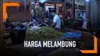 Akibat harga yang melambung tinggi jelang Ramadan, warga Tasikmalaya terpaksa menurunkan daya beli hingga membeli cabe rusak karena harganya lebih murah.