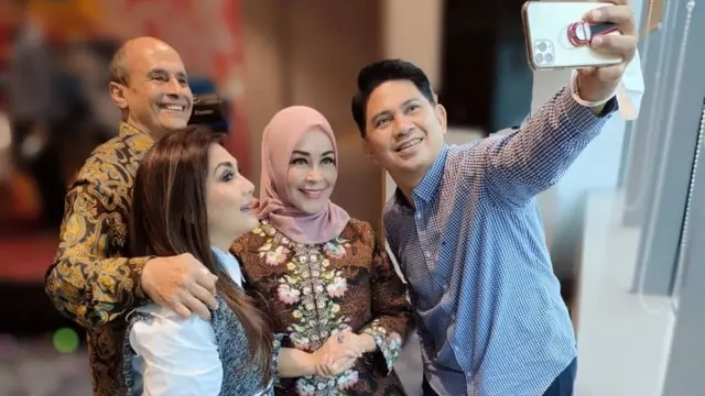 Chintami Atmanagara, Nia Daniaty, Barry Prima dan Ronnie Sianturi (Foto: Instagram/@ronnie_sianturi)