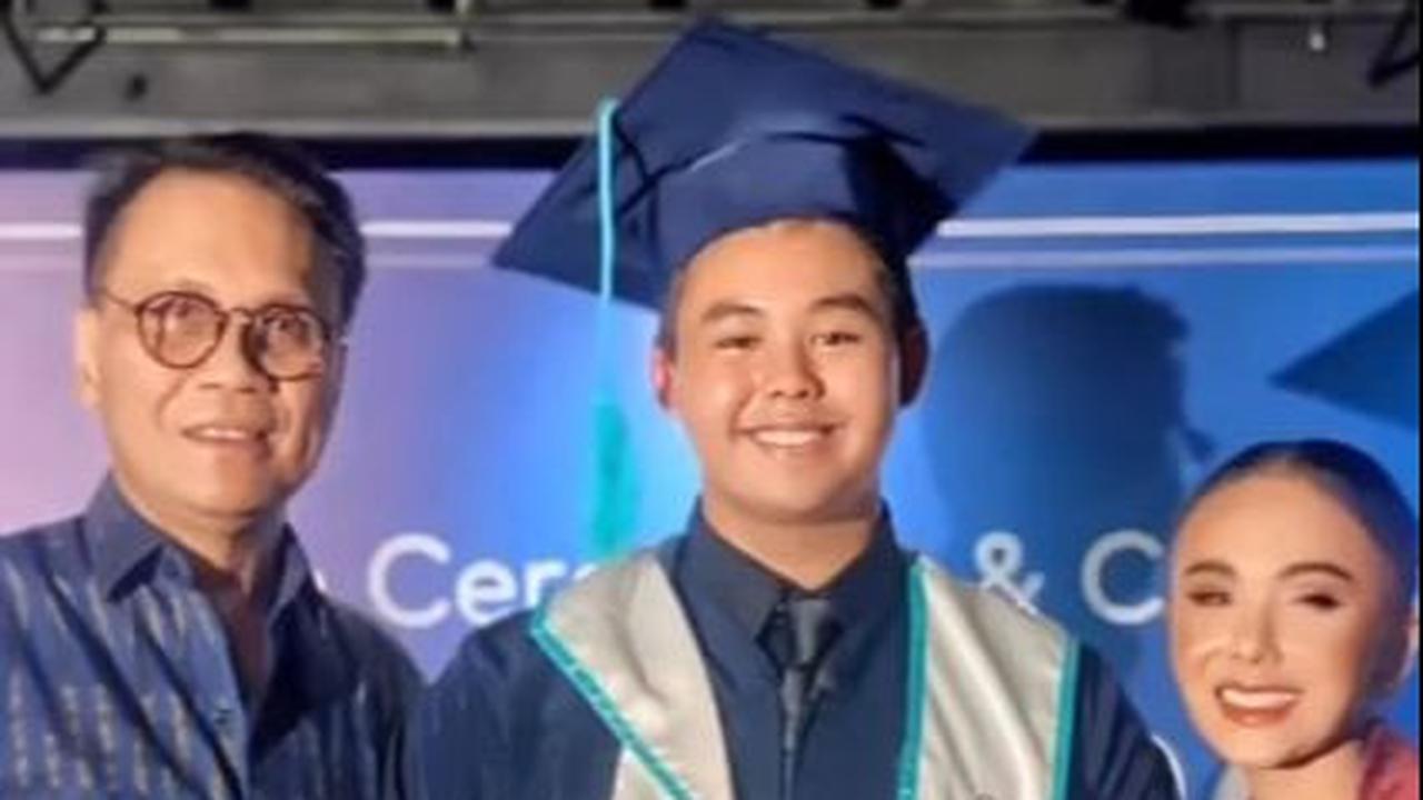 Kompak dan Serasi: 8 Potret Mantan Pasangan Artis Hadiri Upacara Kelulusan Anak Tahun 2023 - Membuktikan Bahwa Kasih Sayang Tetap Abadi