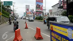 Sejumlah pengendara melintas di Jalan Raya Ciawi menuju Puncak Bogor dan sebaliknya, Kamis (31/12/2015). Diperkirakan arus lalu lintas mengalami kepadatan pada malam hari terkait perayaan malam pergantian tahun baru 2016. (Liputan6.com/Helmi Fithriansyah)