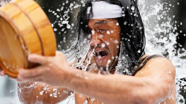 Sucikan Jiwa, Penganut Shinto di Jepang Jalani Ritual Mandi Air Dingin