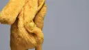 Atau saat Anne Hathaway mengenakan fur coat yang panjang berwarna kuning. Penampilannya semakin luar biasa ditambah stocking dan high heels yang juga berwarna kuning. Foto: Instagram.