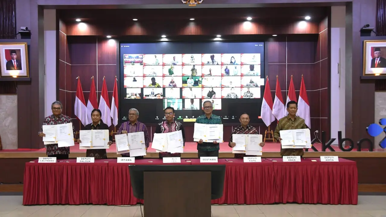Seluruh pimpinan Badan Kependudukan Nasional dan Keluarga Berencana (BKKBN), mulai dari kepala, Pejabat Pimpinan Tinggi Madya (PTM) dan Pejabat Pimpinan Tinggi Pratama (PTP) menandatangani Perjanjian Kinerja (PK) Tahun Anggaran 2024 di Auditorium BKKBN Pu