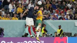 Bek Prancis, Theo Hernandez berebut bola udara dengan pemain Australia, Mathew Leckie selama pertandingan grup D Piala Dunia 2022 Qatar di Stadion Al Janoub di Al Wakrah, Qatar, Rabu (23/11/2022). Kemenangan membuat Prancis memimpin Grup D Piala Dunia 2022 dengan tiga poin. (AP Photo/ Alessandra Tarantino)