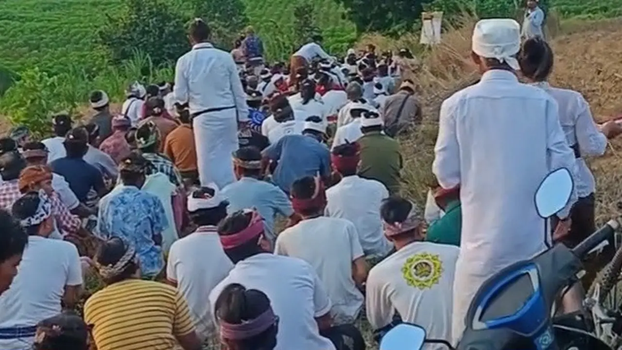 Puluhan umat Hindu Bali gelar doa bersama di lokasi penyembelihan tapir, Mesuji, Lampung.