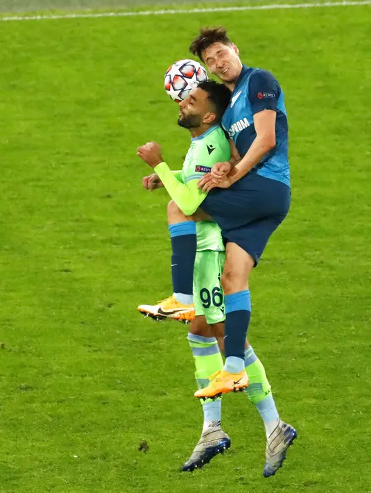 Pemain Lazio Mohamed Fares (kiri) berebut bola dengan pemain Zenit St. Petersburg Daler Kuzyaev pada pertandingan Grup F Liga Champions di Stadion Saint Petersburg, Rusia, Rabu (4/11/2020). Pertandingan berakhir dengan skor 1-1. (AP Photo/Mike Kireev)