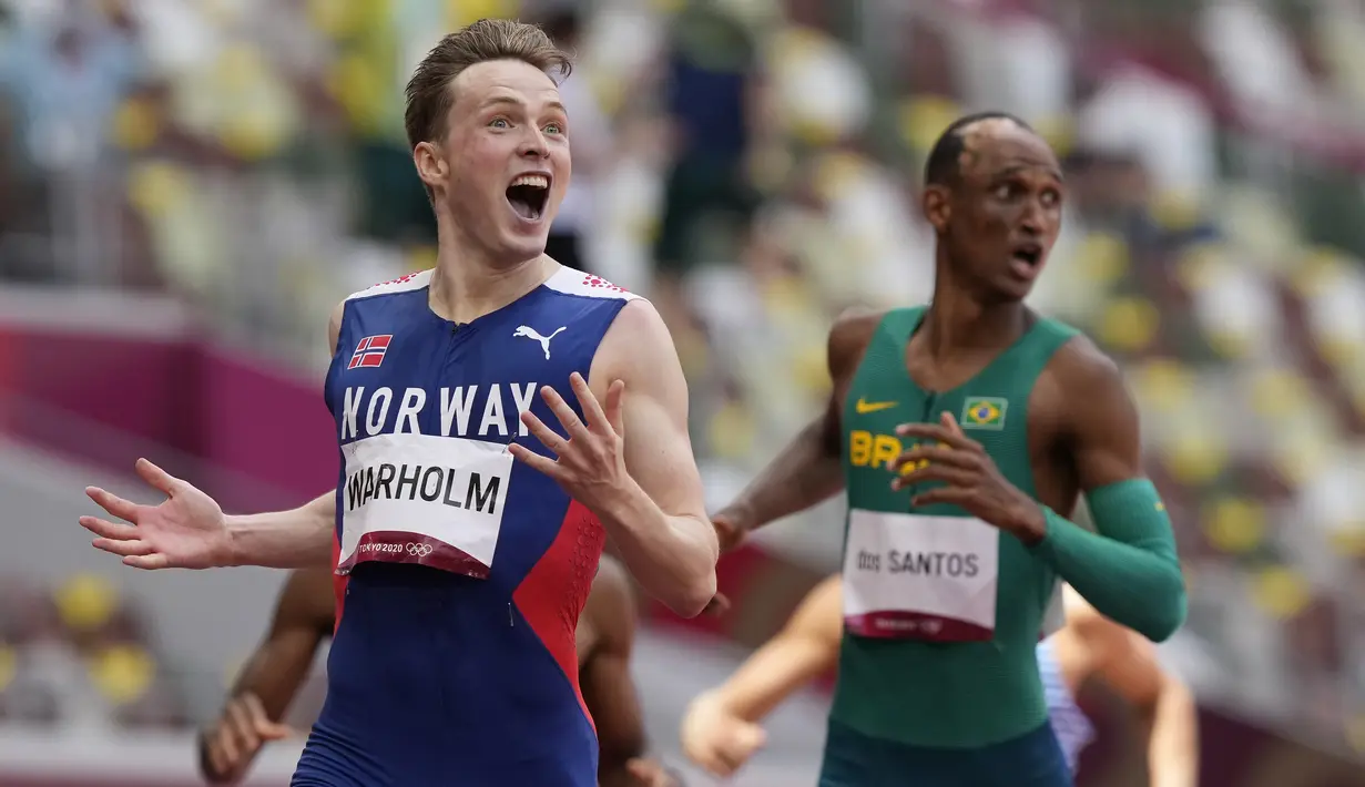 Ekspresi atlet Norwegia Karsten Warholm merayakan kemenangannya pada final lari gawang 400m putra Olimpiade Tokyo 2020 di Olympic Stadium, Selasa (3/8/2021). Warholm sukses memecahkan rekor dunia lari gawang 400 meter putra dengan catatan waktu 45,95 detik. (AP Photo/Martin Meissner)