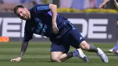 Pemain depan Argentina Lionel Messi memberi isyarat saat sesi latihan menjelang matchday 4 Kualifikasi Piala Dunia 2026 zona CONMEBOL, di Ezeiza, Buenos Aires pada 16 Oktober 2023. (JUAN MABROMATA / AFP)