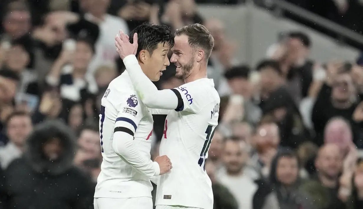 Pemain Tottenham Hotspur, Son Heung-min dan James Maddison merayakan gol ke gawang Fulham pada laga Liga Inggris di Stadion Tottenham Hotspur, Selasa (24/10/2023). Kedua pemain ini menyumbang masing-masing satu gol untuk kemenangan spurs. (AP Photo/Kin Cheung)