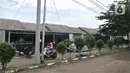 Warga melintasi perumahan bersubsidi Green Citayam City, Bojong Gede, Bogor, Selasa (18/2/2020). REI mencatat tahun 2020 membutuhkan sekitar 260 ribu unit rumah bersubsidi sementara dalam APBN 2020 hanya tersedia Rp11 triliun atau setara 97.700 unit rumah bersubsidi. (merdeka.com/Iqbal S Nugroho)