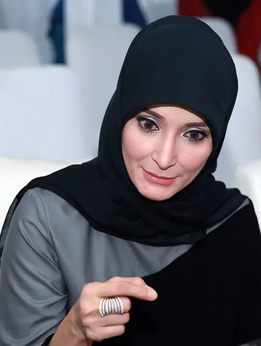 Kembali menjalani proses syuting, juga mendapat protes dari anak keduanya. "Anak prostes bunda kerja lagi, tapi enggak merasa kehilangan di rumah sih," ujar Inneke Koesherawati. (Deki Prayoga/Bintang.com)