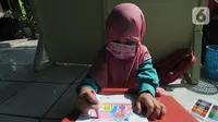 Seorang anak sedang menggambar di teras rumah seorang warga di Depok, Jawa Barat, Senin (16/8/2021). Beragam kegiatan seperti mengaji, menggambar, belajar mewarnai dan lain lain di masa pandemi dengan menerapkan prokes  ini dalam rangka mengisi waktu luang anak-anak. (merdeka.com/Arie Basuki)