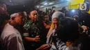 <p>Tangis orang tua pecah sambil memeluk sang anak setelah dua dari tiga bus rombongan SMK Lingga Kencana yang selamat dari kecelakaan maut tiba di Limo, Depok, Minggu (12/5/2024). (merdeka.com/Arie Basuki)</p>
