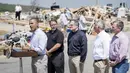 Presiden AS Barack Obama konferensi pers di wilayah yang rusak akibat topan 27 April lalu di Vilonia, Arkansas, Rabu (7/5/14). (AFP PHOTO/Brendan SMIALOWSKI)