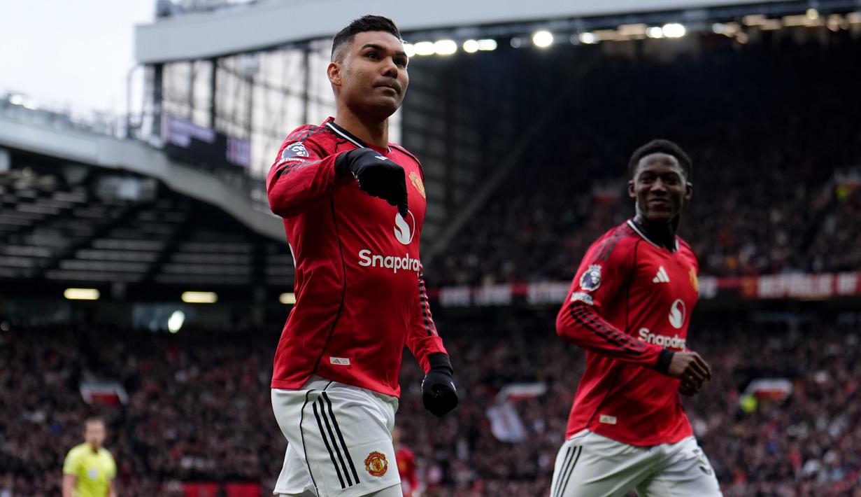 Selebrasi Casemiro usai dirinya berhasil mencetak gol pembuka ketika Manchester United menang atas Fulham di Old Trafford, Minggu (1/2/2026) malam WIB. (AP Photo/Martin Rickett)