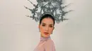 Pose menoleh ke kamera memperlihatkan makeup sculpted dengan kulit berkilau dan lipgloss coral yang segar. Crown silver berhias kristal beraneka warna dan jari-jari bermutiara berpadu dengan renda peplum lilac yang bergelombang di pinggang. [@tasyafarasya]