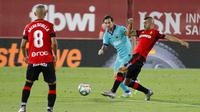 Striker Barcelona, Lionel Messi, saat pertandingan melawan Mallorca pada laga La Liga di Estadio de Son Moix, Minggu (14/6/2020). Barcelona menang dengan skor 4-0. (AP/Francisco Ubilla)