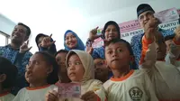 Disdukcapil Kota Cirebon akan meningkatkan kerjasama dengan pihak ketiga untuk memaksimalkan penggunaan kartu identitas anak (KIA). Foto (Liputan6.com / Panji Prayitno)