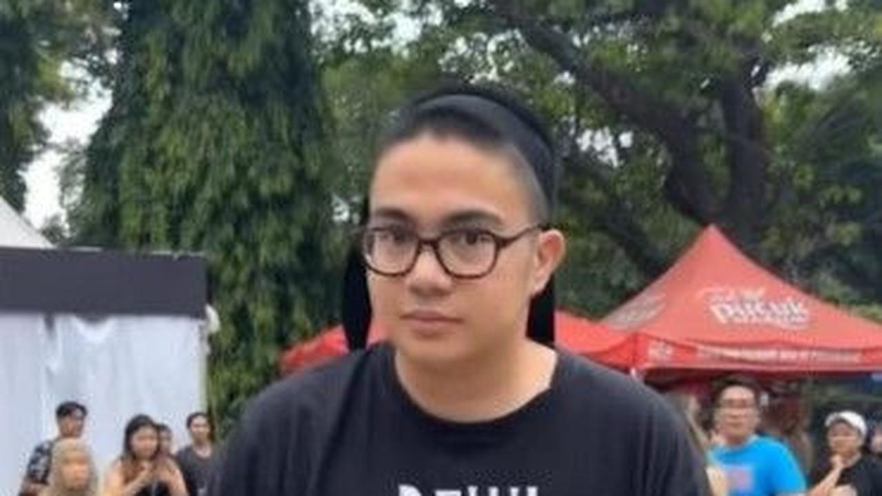 Salah Kostum, Umay Shahab Nonton Konser Coldplay Pakai Baju Dewa19