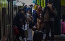 FOTO: Suasana Stasiun Gambir Masih Dipadati Pemudik Arus Balik pada H+6 Lebaran