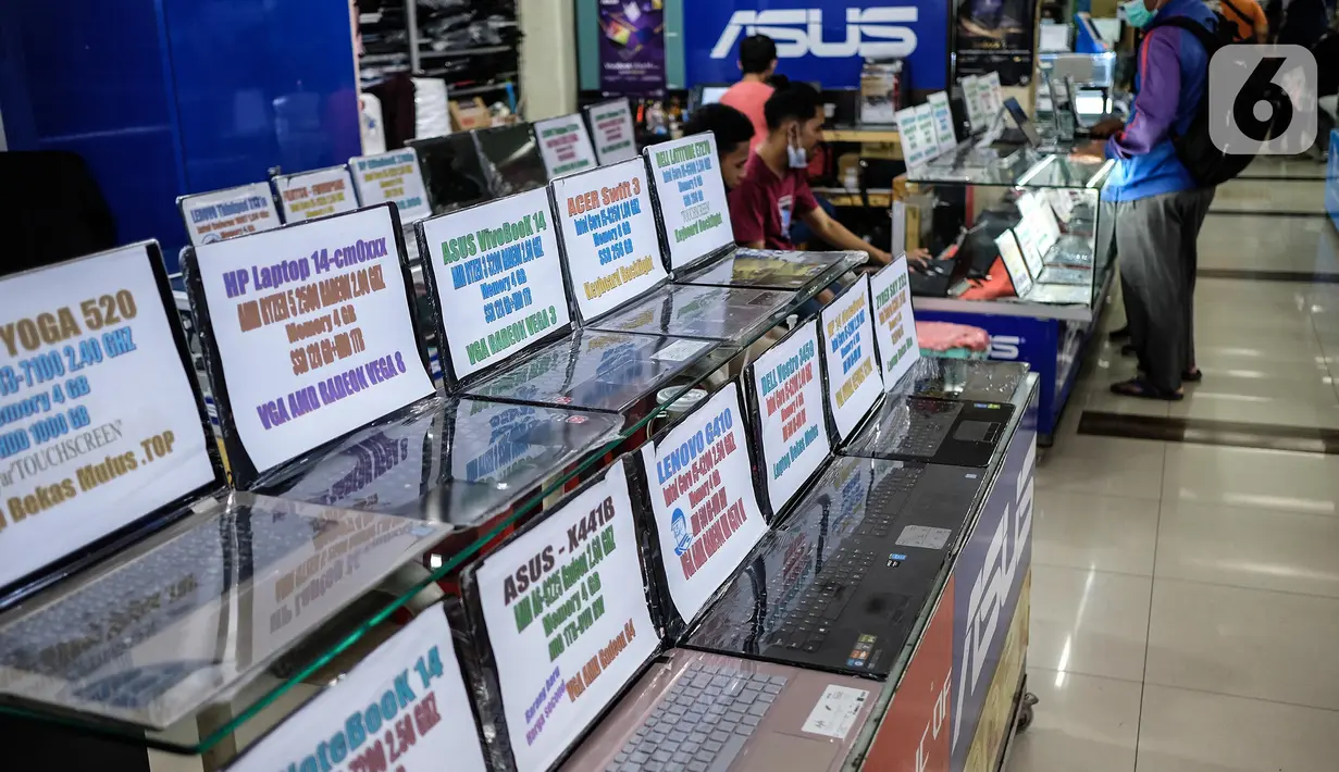 Sejumlah produk laptop dipajang di pusat elektronik Harco Mangga Dua, Jakarta, Selasa (9/3/2021). Vendor laptop diperkirakan memiliki tantangan pada 2021 dalam memenuhi permintaan terhadap laptop masyarakat di Indonesia. (merdeka.com/Imam Buhori)