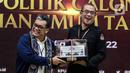 Ketua Komisi Pemilihan Umum (KPU) Hasyim Asy'ari (kanan) memberikan Cindera Mata kepada Ketua Umum Partai Garuda Ahmad Ridha Sabana saat Pendaftaran Partai Politik Calon Peserta Pemilu tahun 2024 di Kantor KPU, Jakarta, Rabu (3/8/2022). Hari ketiga pendaftaran, Partai Garuda menjadi partai politik kesebelas yang mendaftarkan diri untuk calon peserta Pemilu tahun 2024. (Liputan6.com/Johan Tallo)