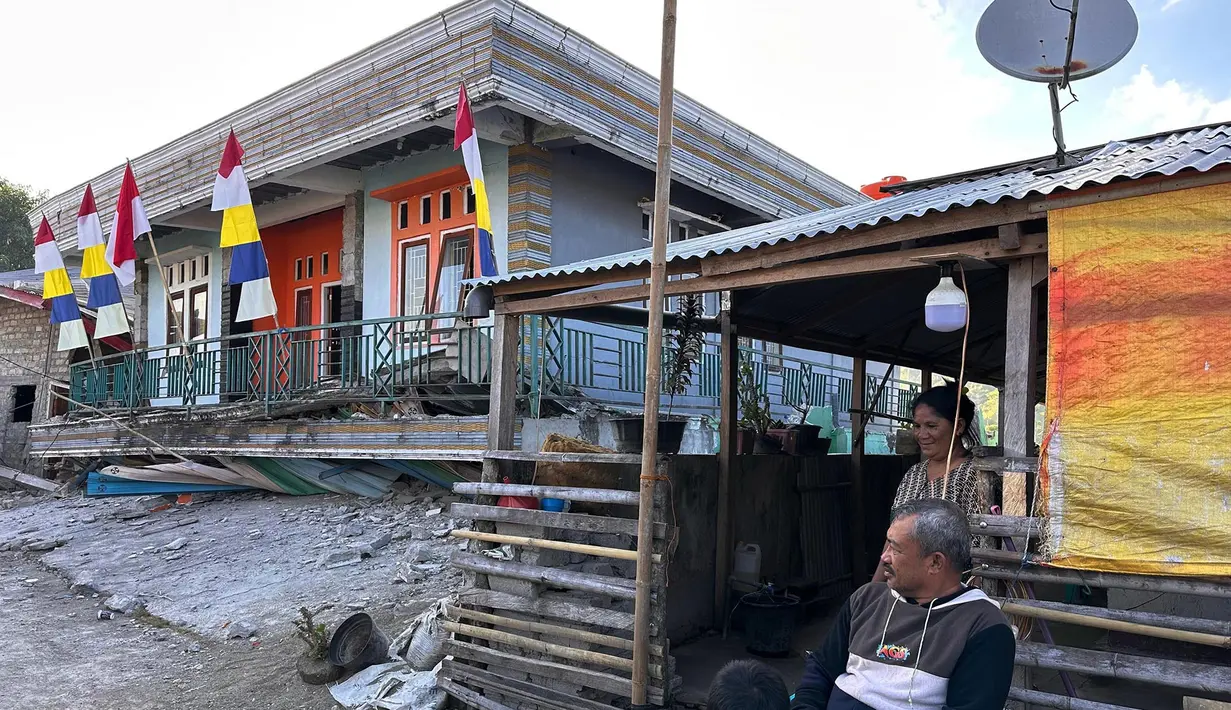 Warga duduk di dekat rumah yang roboh akibat gempa di Lamba Leda Utara, provinsi Nusa Tenggara Timur, Indonesia, Rabu, 19 Agustus 2026. (AP Photo/Firdia Lisnawati)