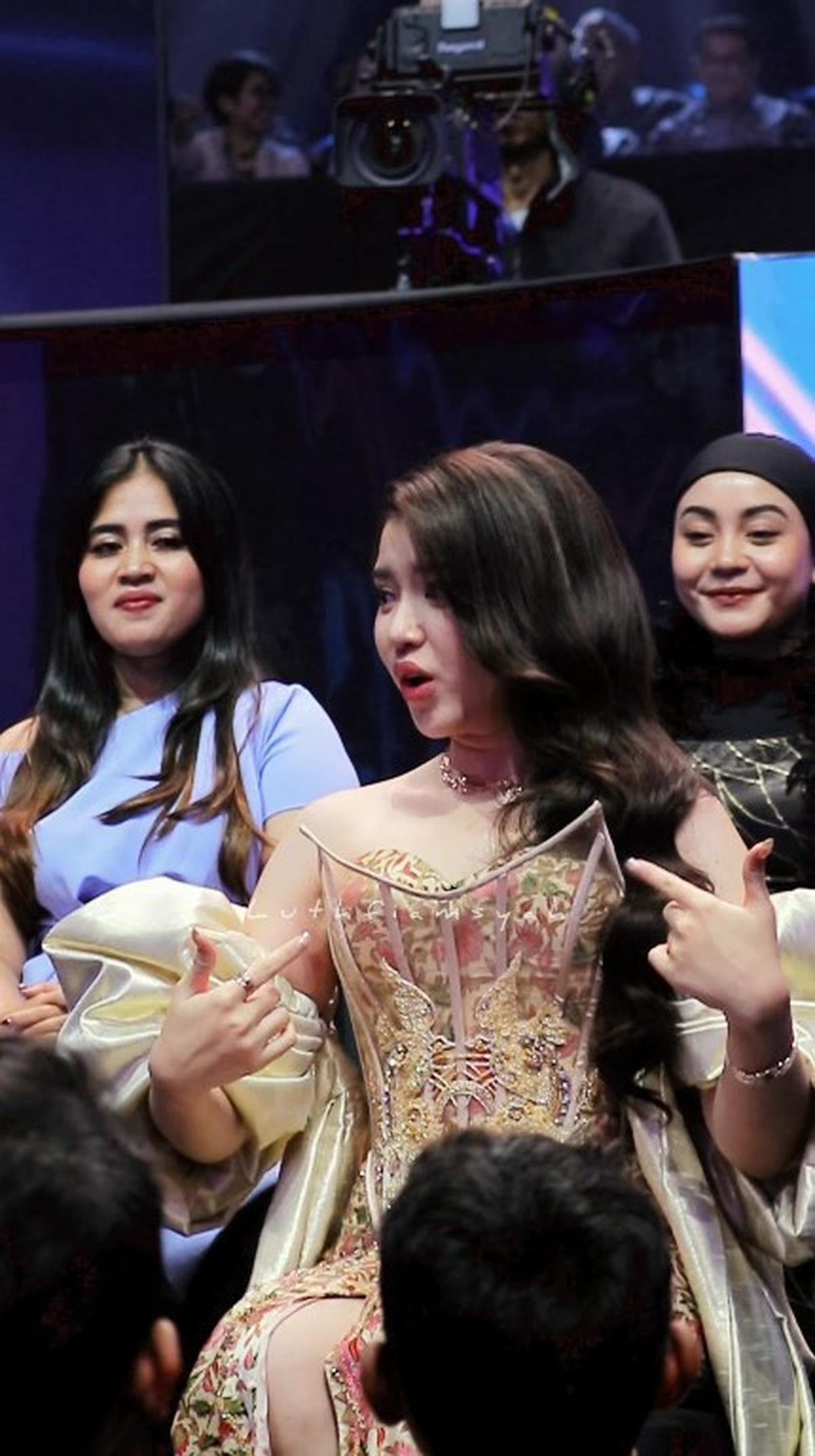 Momen Tiara Andini Tidak Sadar Menang Awards, Terlalu Asyik Ngobrol Bareng Fans - Langsung Bingung