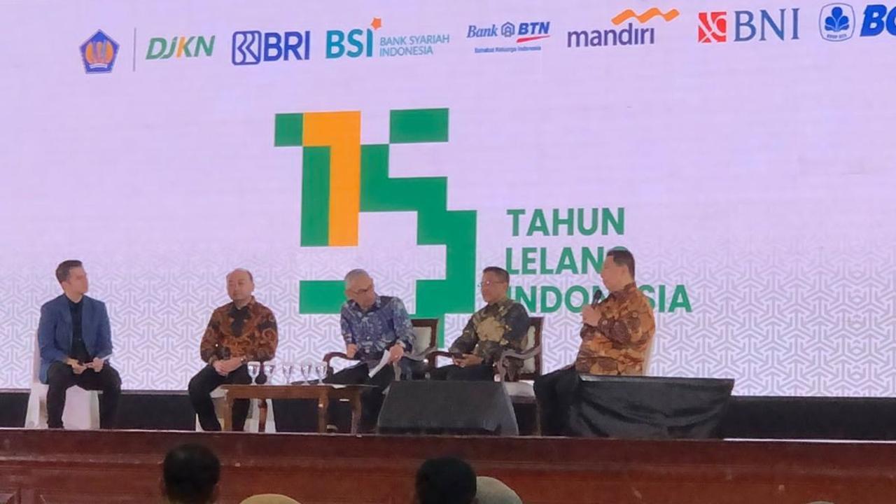 "Pelaksanaan lelang sukarela berupa kendaraan bermotor, benda seni lukisan, kain tenun, barang antik/kuno dan barang lainnya, serta komoditi kopi dan produk UMKM secara konvensional,"
