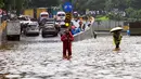 Suasana banjir yang menggenangi Jalan Tol JORR di kawasan TB Simatupang, Jakarta Selatan, Sabtu (20/2/2021). Banjir terjadi akibat luapan Kali Serua yang berada di pinggir jalan tol. (merdeka.com/Arie Basuki)