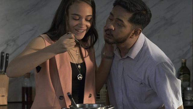 Aurora Ribero dan Onadio Leonardo dalam film Keluarga Slamet. (Foto: Dok. Falcon Pictures)