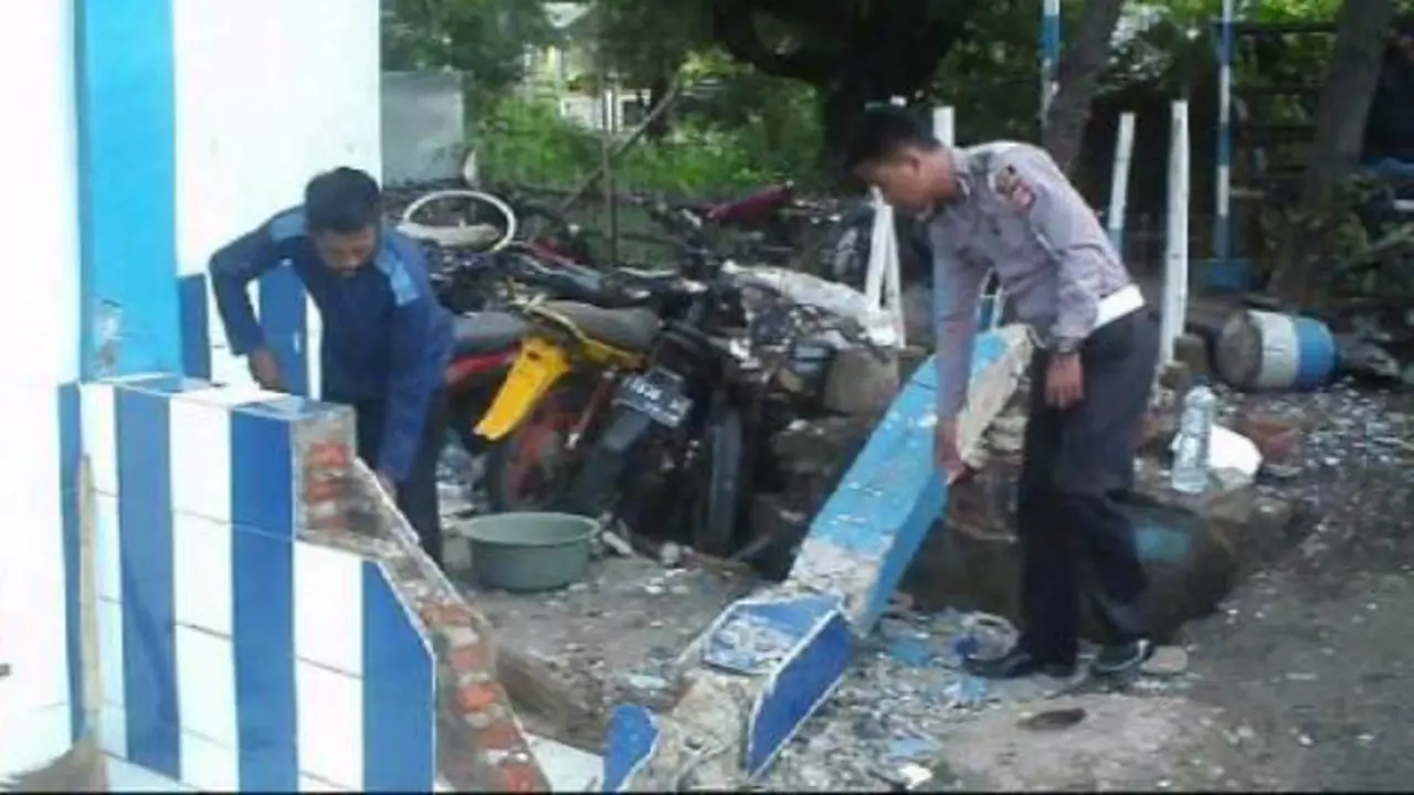 Bus Hantam Pos Polisi di Subang